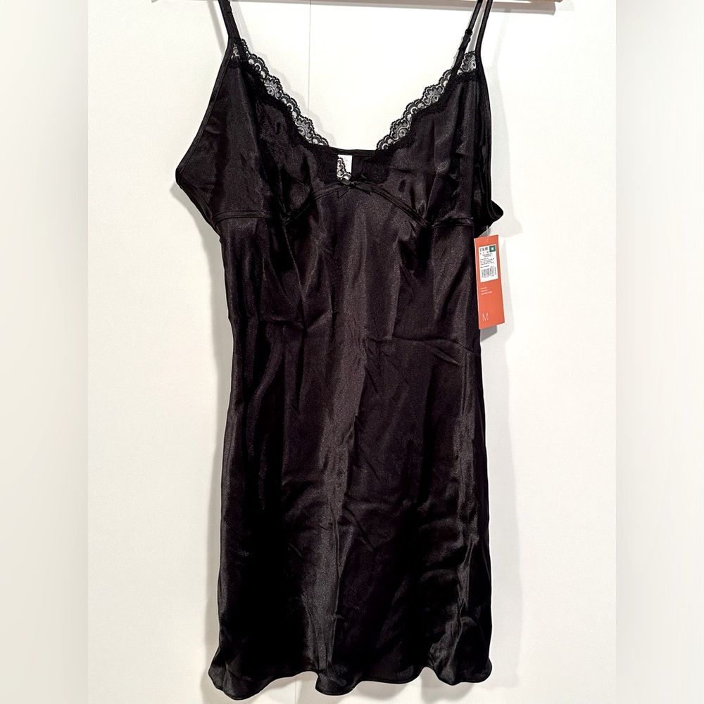 NWT Women’s black, lace trimmed nightgown, negligee. Size Med. Adjust. straps.